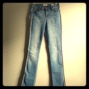 Stretch jeans side stripes and ripped hem
